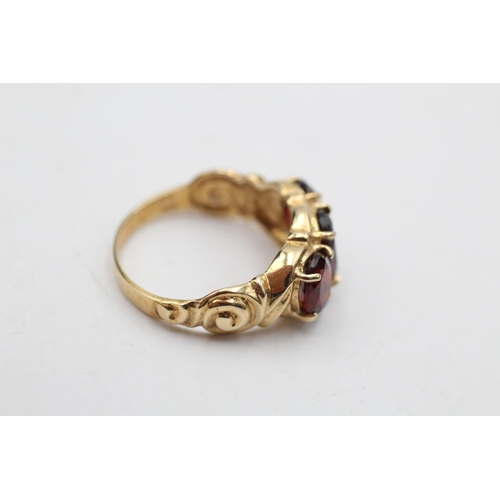 31 - 10ct gold vintage garnet trilogy dress ring (3.4g) Size N