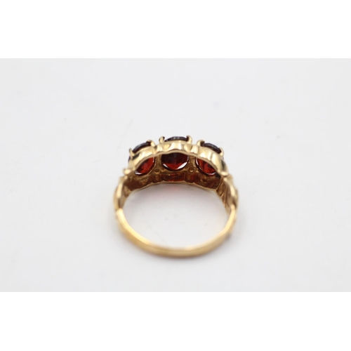 31 - 10ct gold vintage garnet trilogy dress ring (3.4g) Size N