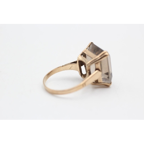 32 - 9ct gold smokey quartz ring (4.2g) Size K
