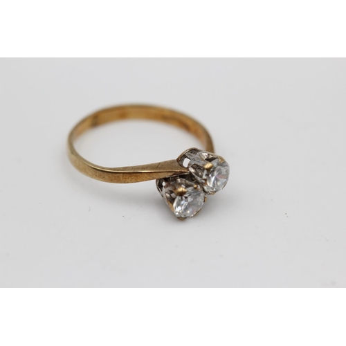 36 - 9ct gold vintage two stone twist clear gemstone ring (2.3g) Size M