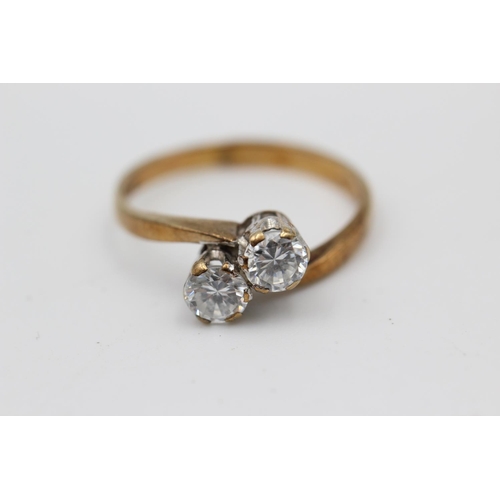 36 - 9ct gold vintage two stone twist clear gemstone ring (2.3g) Size M