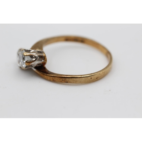 36 - 9ct gold vintage two stone twist clear gemstone ring (2.3g) Size M