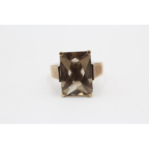 38 - 9ct gold smokey quartz ring (4.1g) Size M