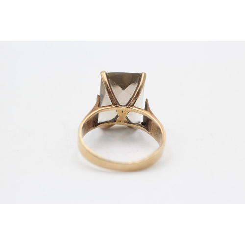 38 - 9ct gold smokey quartz ring (4.1g) Size M