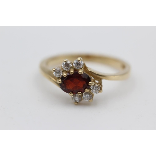 42 - 9ct gold garnet & clear gemstone fancy ring (2.7g) Size O