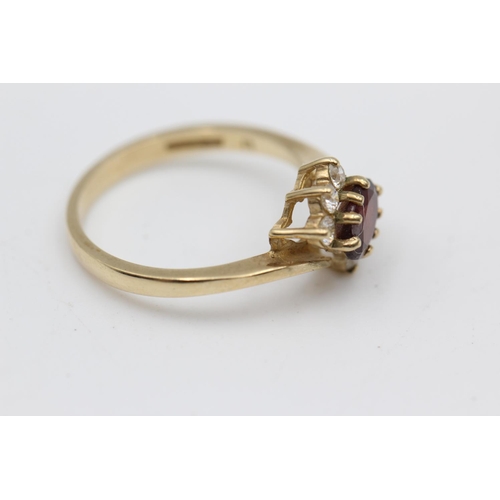 42 - 9ct gold garnet & clear gemstone fancy ring (2.7g) Size O