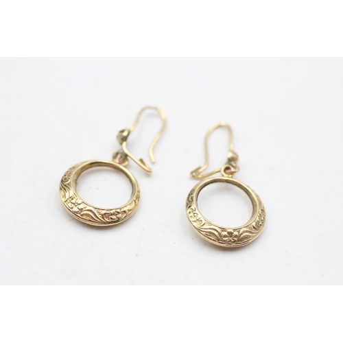 46 - 9ct gold vintage Victorian revival foliate etched drop earrings (1.6g)