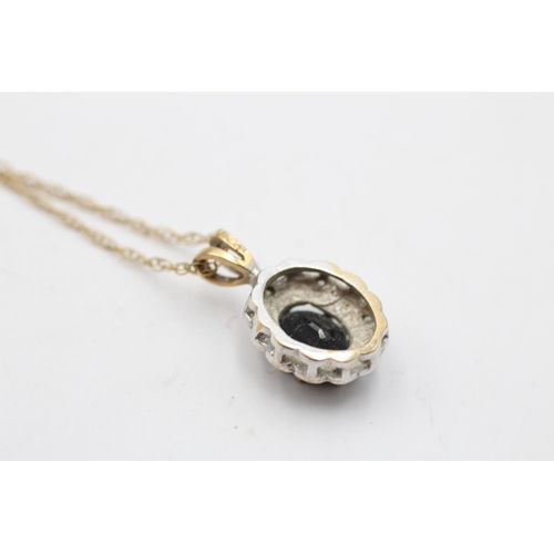 7 - 9ct gold vintage sapphire & diamond halo pendant necklace (2.7g)