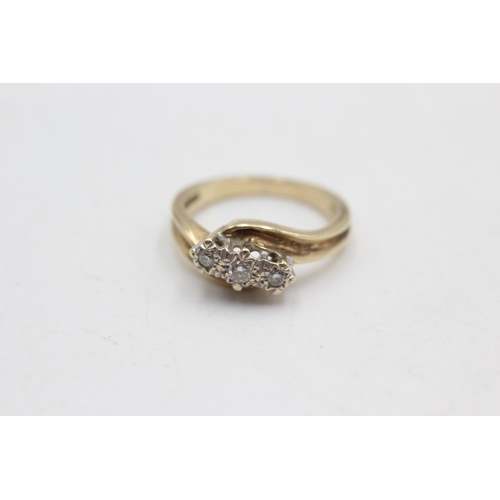 25 - 9ct gold vintage diamond three stone bypass ring (3g) size K