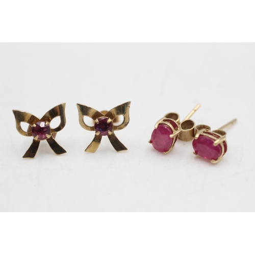 30 - 2 x 9ct gold ruby stud earrings inc. Glass filled (1.4g)