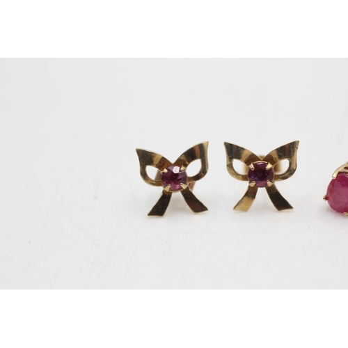 30 - 2 x 9ct gold ruby stud earrings inc. Glass filled (1.4g)