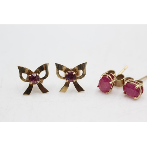 30 - 2 x 9ct gold ruby stud earrings inc. Glass filled (1.4g)