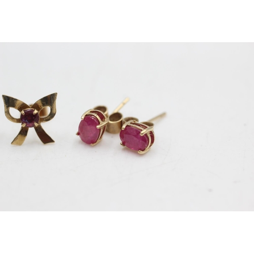 30 - 2 x 9ct gold ruby stud earrings inc. Glass filled (1.4g)