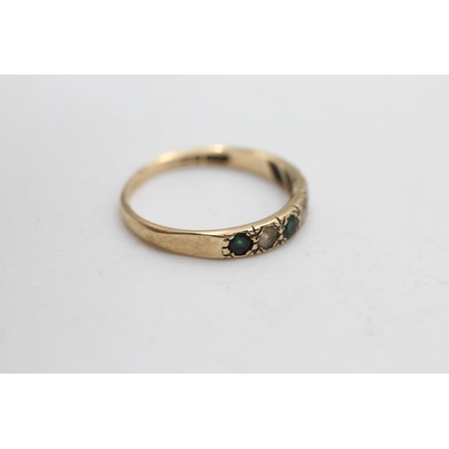 37 - 9ct gold vintage emerald and clear gemstone seven stone gypsy ring (1.6g) size O
