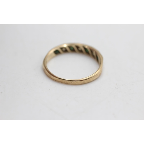 37 - 9ct gold vintage emerald and clear gemstone seven stone gypsy ring (1.6g) size O