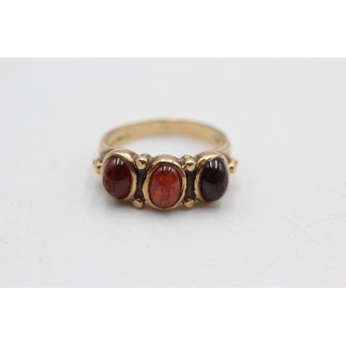 45 - 9ct gold vintage garnet trilogy ring (4.1g) size N