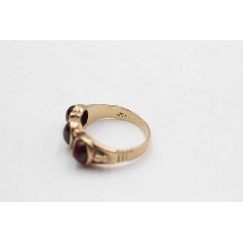 45 - 9ct gold vintage garnet trilogy ring (4.1g) size N