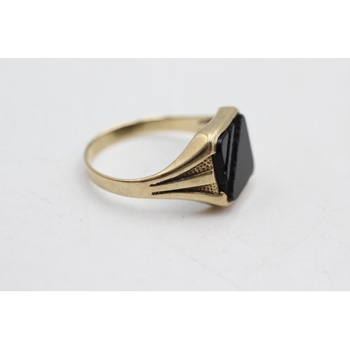 50 - 9ct gold vintage onyx signet ring, as seen (2.9g) size T