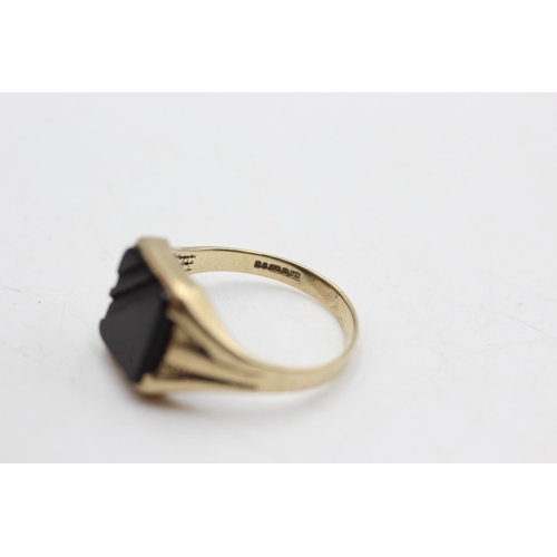 50 - 9ct gold vintage onyx signet ring, as seen (2.9g) size T