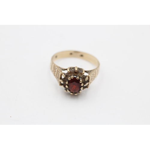 51 - 9ct gold vintage garnet and rock quartz halo ring (2.6g) size M