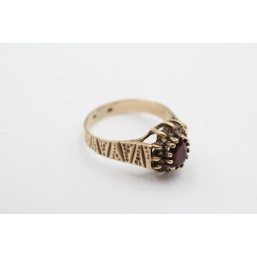 51 - 9ct gold vintage garnet and rock quartz halo ring (2.6g) size M