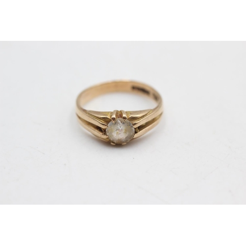 54 - 9ct gold vintage clear gemstone belcher ring (3.6g) Size P