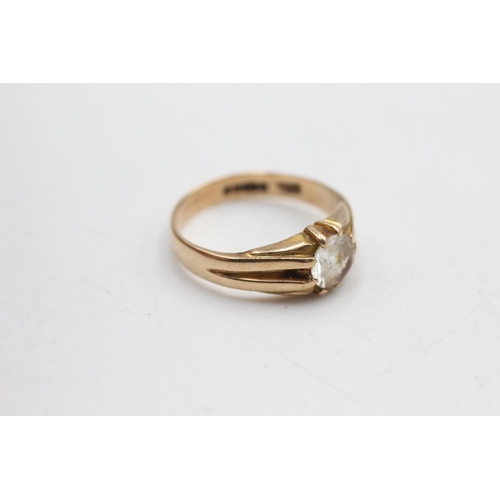 54 - 9ct gold vintage clear gemstone belcher ring (3.6g) Size P
