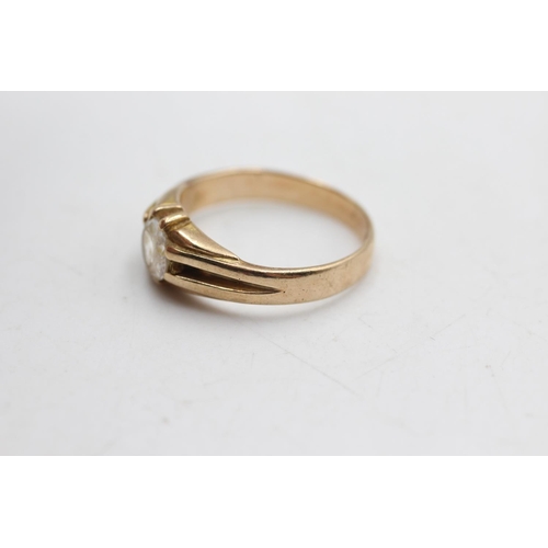 54 - 9ct gold vintage clear gemstone belcher ring (3.6g) Size P