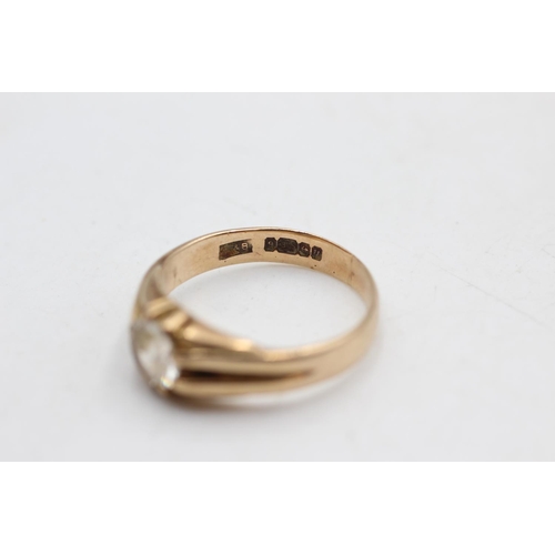 54 - 9ct gold vintage clear gemstone belcher ring (3.6g) Size P