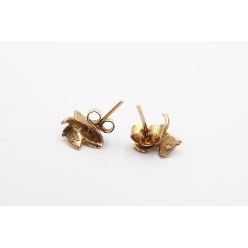 56 - 9ct gold vintage maple leaf stud earrings (1.3g)