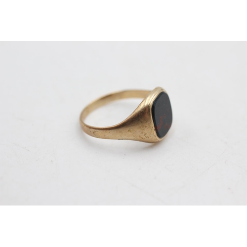 59 - 9ct gold vintage bloodstone signet ring (2.2g) size L