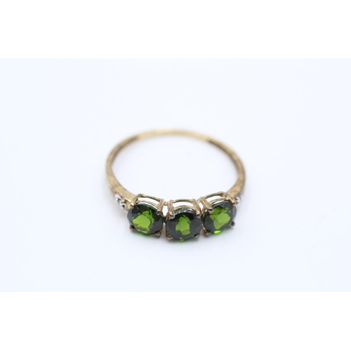 6 - 9ct gold vintage diamond and diopside three stone ring (1.2g) Size P