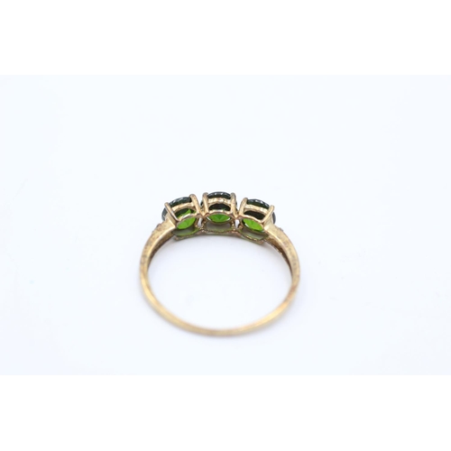6 - 9ct gold vintage diamond and diopside three stone ring (1.2g) Size P