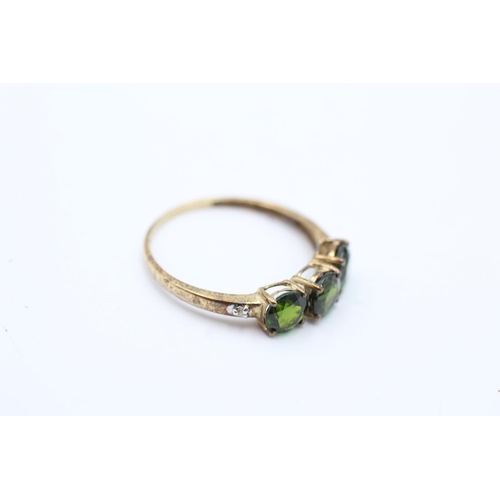 6 - 9ct gold vintage diamond and diopside three stone ring (1.2g) Size P