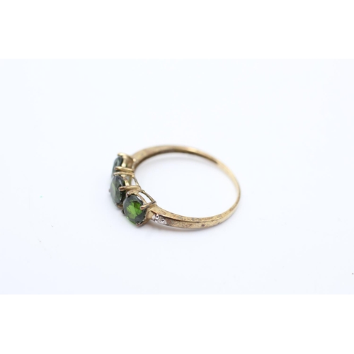 6 - 9ct gold vintage diamond and diopside three stone ring (1.2g) Size P