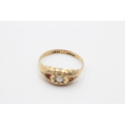 7 - 9ct gold vintage garnet and pearl set gypsy ring (1.5g) size N