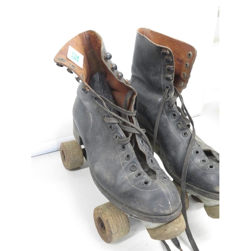 92 - Pair of old vintage wooden wheeled Hamaco roller skates