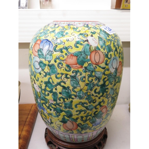 124 - Large Chinese ceramic vase 12