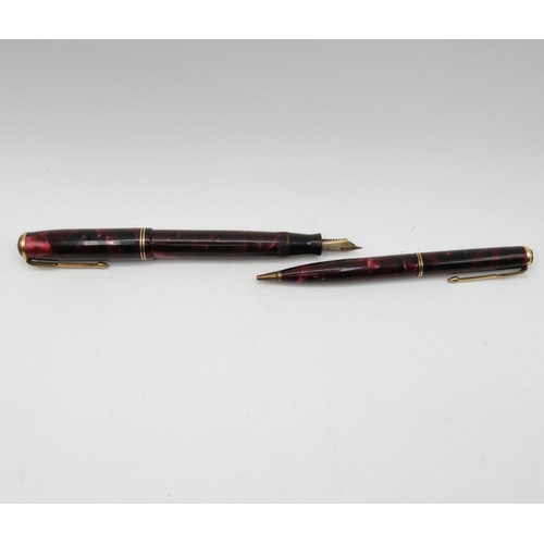 276 - Pair of Parker Vacumatic pens made in Canada and Vacumatic Parker matching pencil in Bakolite box