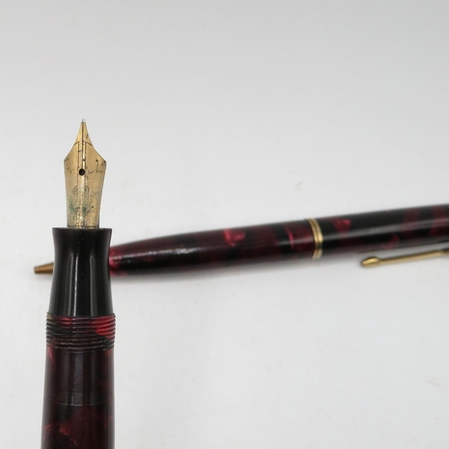 276 - Pair of Parker Vacumatic pens made in Canada and Vacumatic Parker matching pencil in Bakolite box