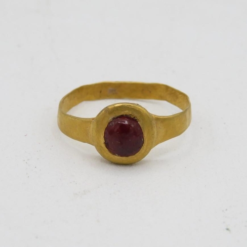 4 - Child's Roman gold ring with cabochon garnet stone 2g small size J