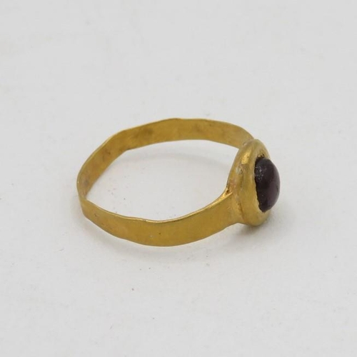 4 - Child's Roman gold ring with cabochon garnet stone 2g small size J