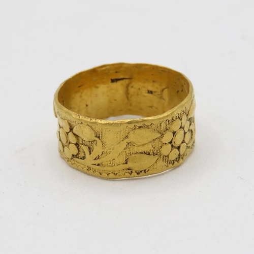 5 - Medieval Tudor gold ring very good condition with excellent detail of roses and flowers 7.6g high ca... 