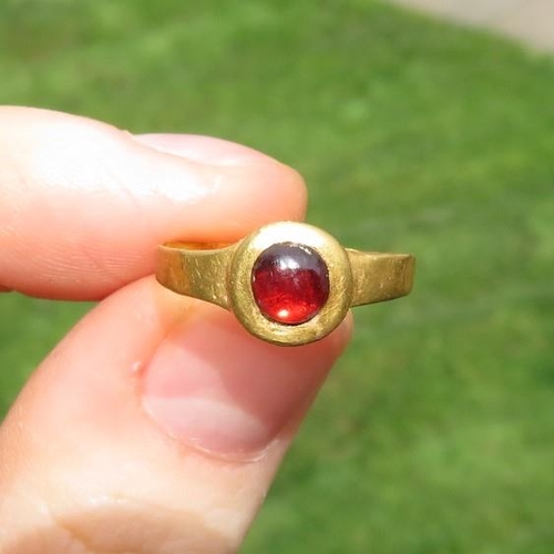 4 - Child's Roman gold ring with cabochon garnet stone 2g small size J