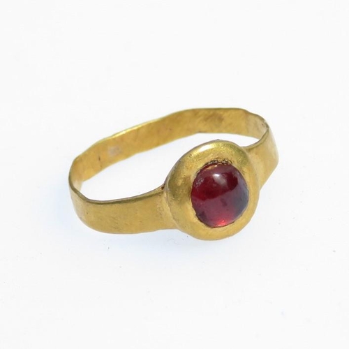 4 - Child's Roman gold ring with cabochon garnet stone 2g small size J