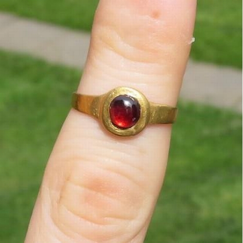 4 - Child's Roman gold ring with cabochon garnet stone 2g small size J