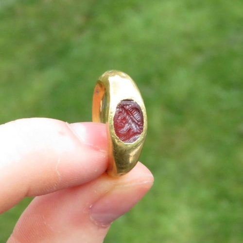 6 - Roman gold ring child's size with engraved Intaglio probably garnet 1.7g