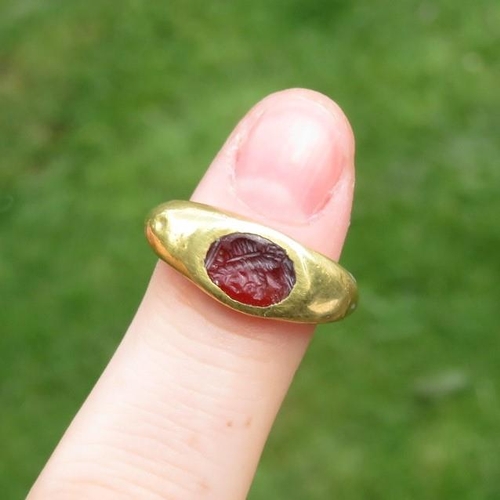 6 - Roman gold ring child's size with engraved Intaglio probably garnet 1.7g