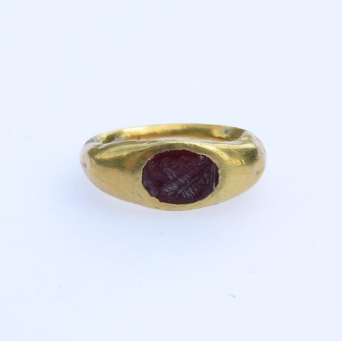 6 - Roman gold ring child's size with engraved Intaglio probably garnet 1.7g