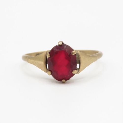 102 - 9ct gold and garnet ring size N  1.4g